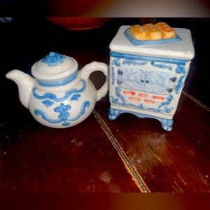 Vintage Tea Pot & Oven Salt & Pepper Shaker Set